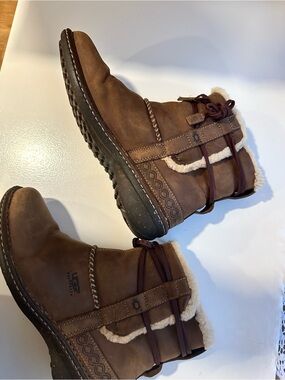 UGG Womens 
Brown Leather Shearling-Trim Winter Boots